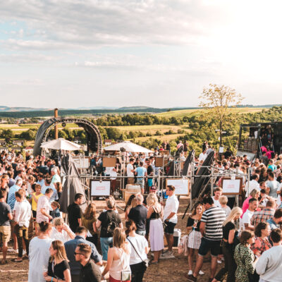 Komm näher! Naheweinfestival Rebenbeben/Komm näher! Naheweinfestival Rebenbeben 2019 auf dem Johannisberg in Wallhausen. Ausgelassene Stimmung. Fotograf: Daniel Keil