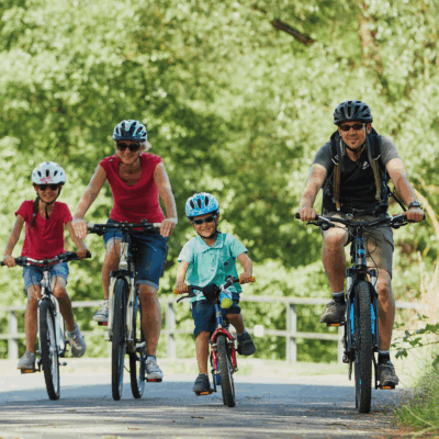Familie fährt Fahrrad: Klimafreundliche Mobiltät Hunsrück-Nahe